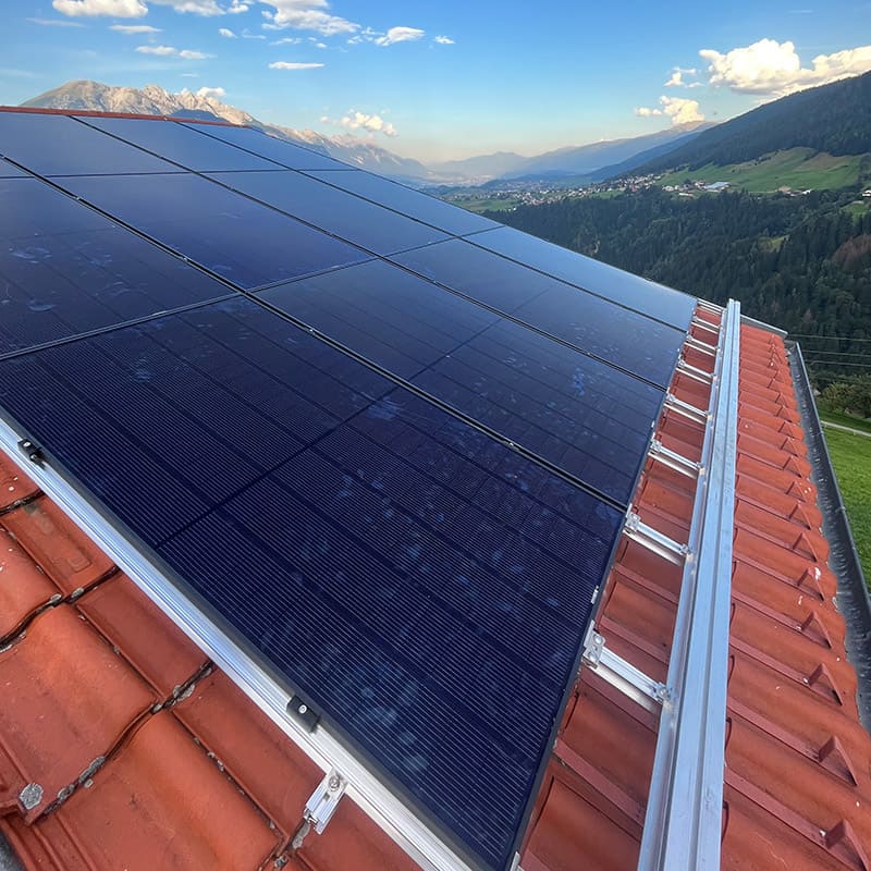 Photovoltaik-Anlage auf Hausdach in Tirol