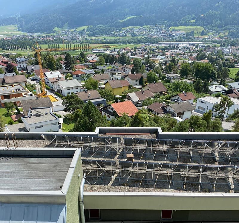 Thermische Solaranlage von Gasokol auf einer Wohnanlage zur Heizungsunterstützung in Telfs