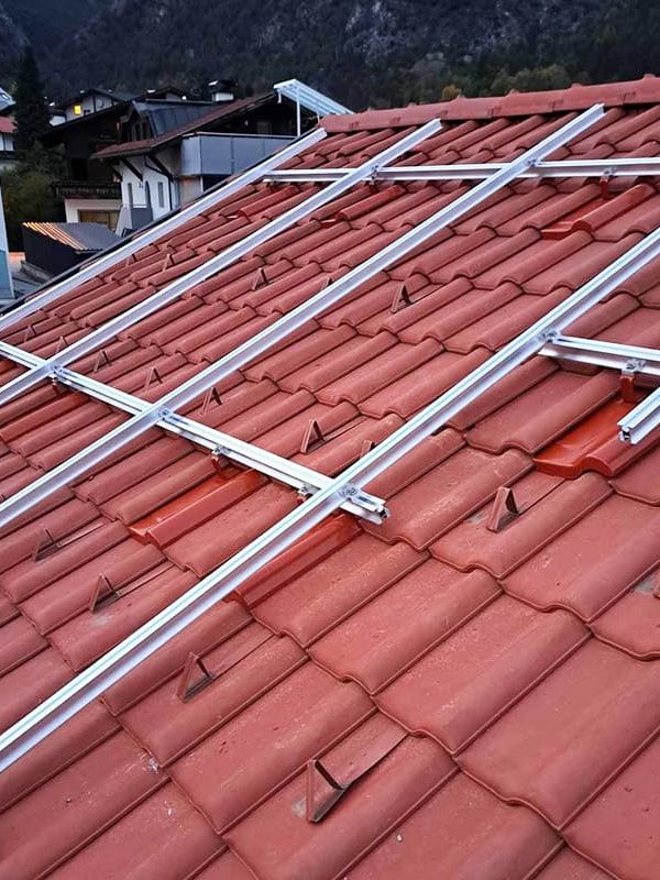 Kreuzverlegte Aluschienen für PV Anlagen von SPA Energietechnik in Tirol 
