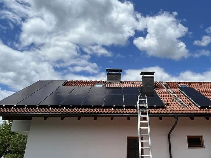  12 KWp PV-Anlage auf Hausdach in Hatting montiert