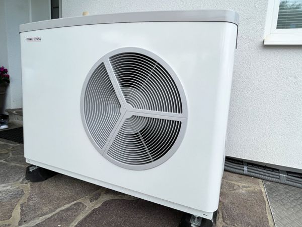 Außengerät der Wärmepumpe von Stiebel Eltron in Weiß vor der Haustür
