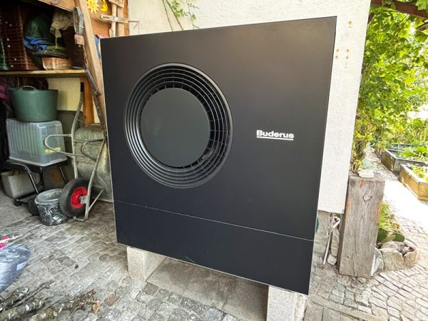 Wärmepumpe Außengerät von Buderus in Schwarz 