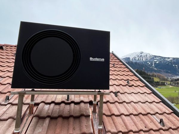 Wärmepumpe Buderus auf dem Hausdach installiert von SPA Energietechnik