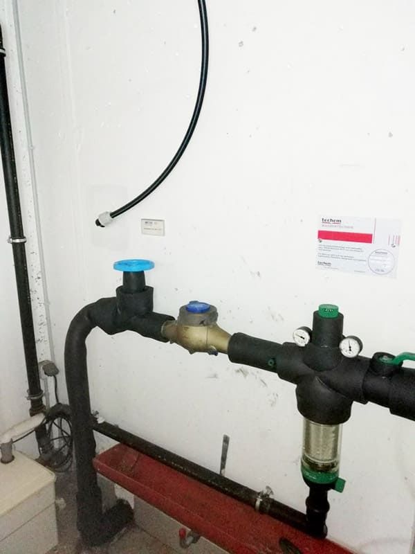 Isolierung von Warmwasserrohren